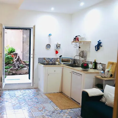Elvira Flat,via Dante,near Lolli Station Apartment Palermo